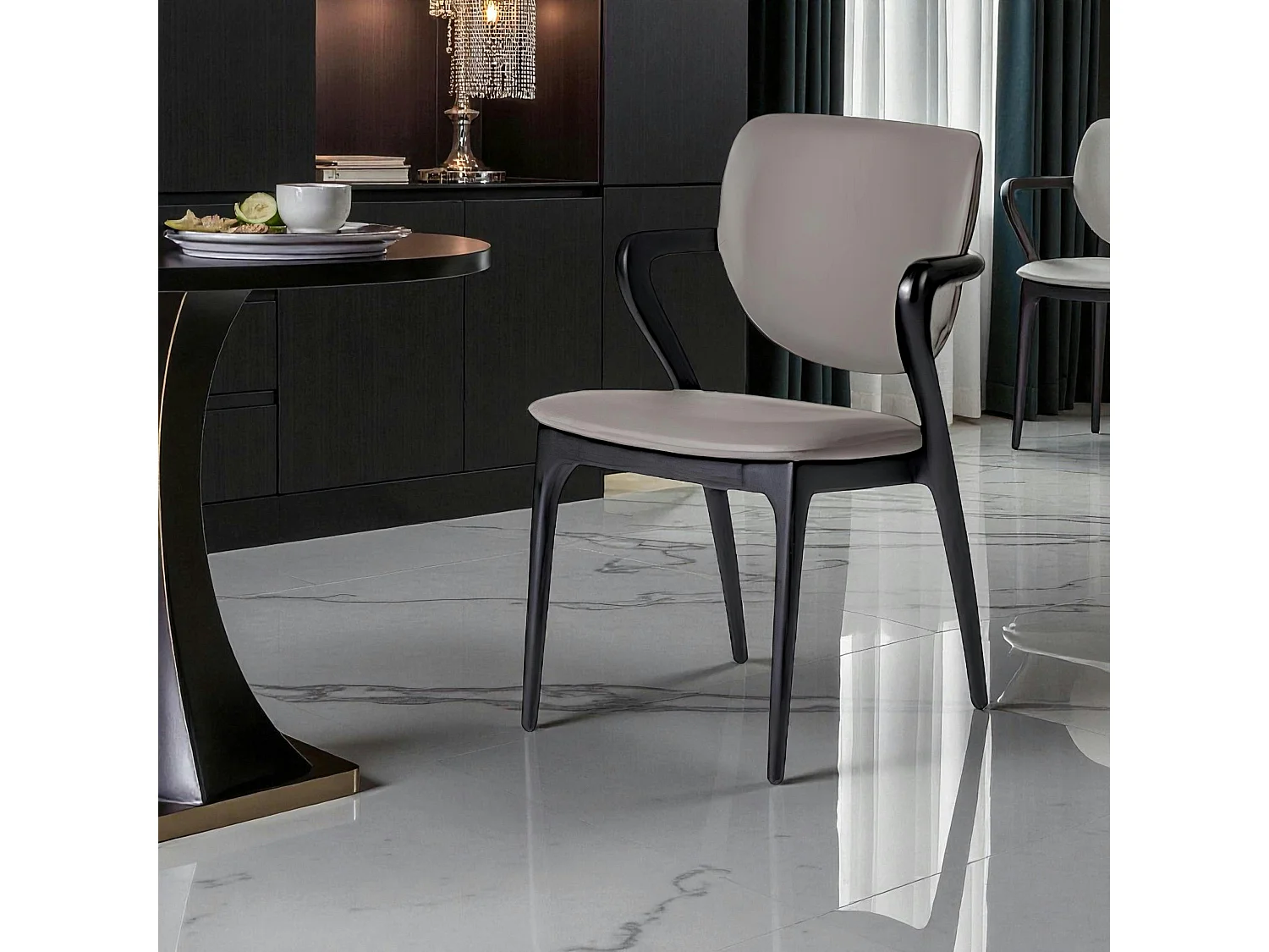 Chaise en cuir gris foncé, accoudoirs bois noir ALDER