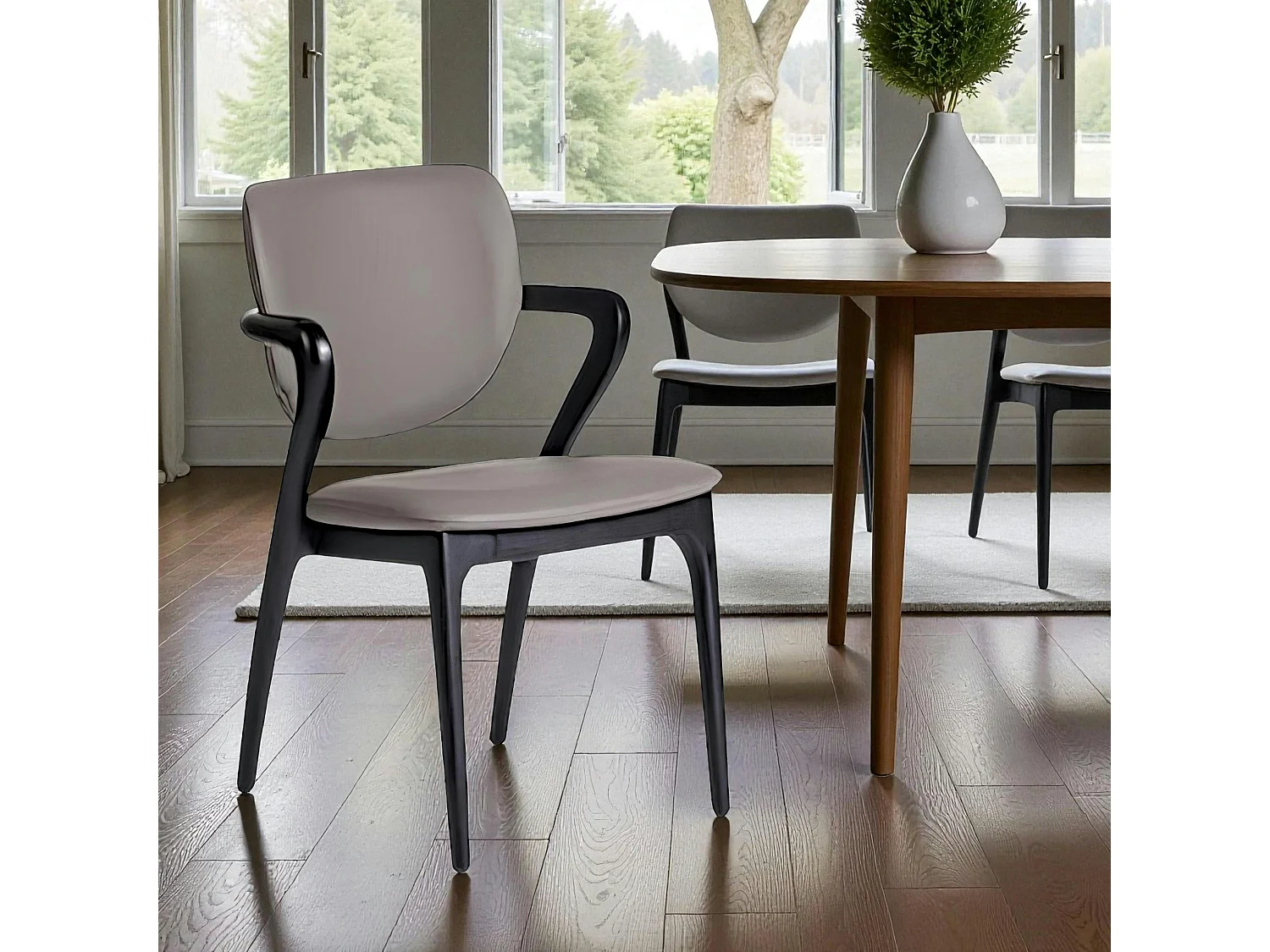 Chaise en cuir gris foncé, accoudoirs bois noir ALDER