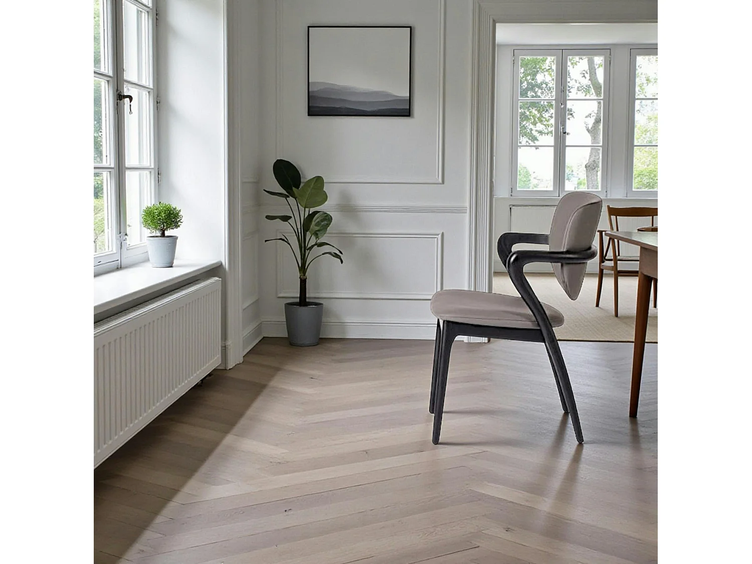 Chaise en cuir gris foncé, accoudoirs bois noir ALDER