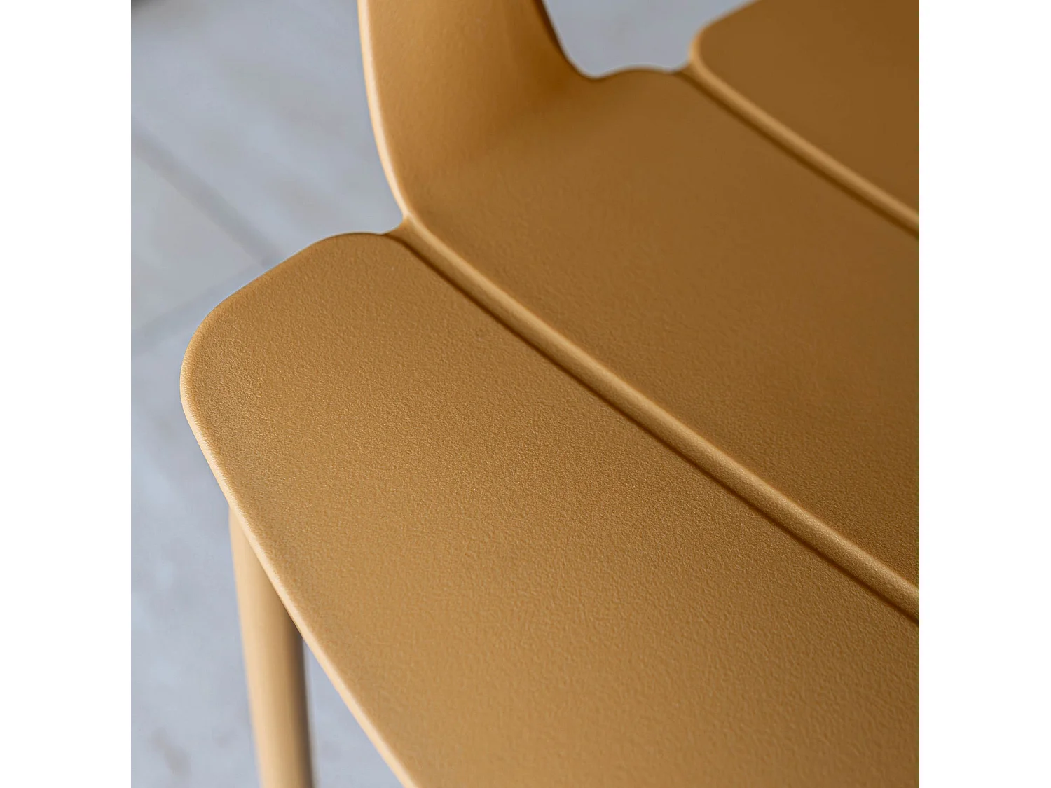 Now's Home - Salon De Jardin Table Et 4 Fauteuils En Polypopylène Et Métal Ocre Montauk