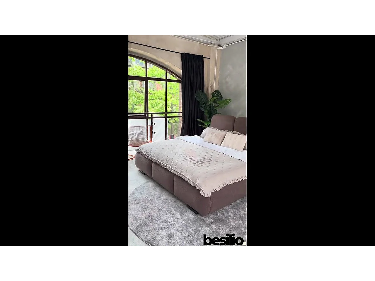 BESILIO Lit avec coffre de rangement et sommier 140x200 Holi – lit double tapissé en tissu bouclé/agneau – Blanc