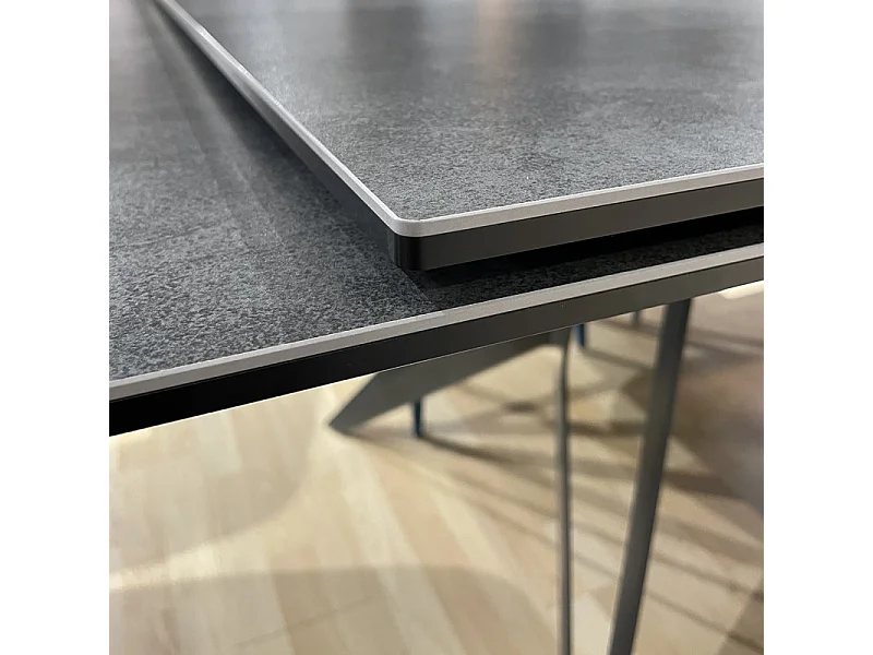 Table extensible 180/260 cm céramique gris pieds géométriques - PARKER