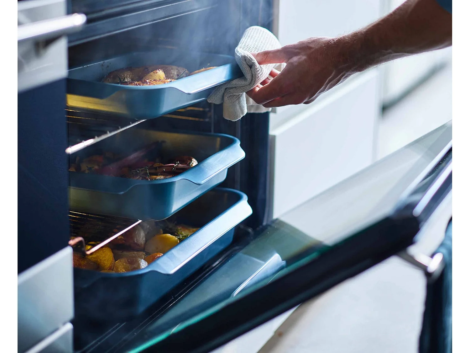 Antihaft-Bratblechen Joseph Joseph Nest Oven, 3er-Set, aus Kohlenstoffstahl, platzsparend, ofenfest, in Blau.