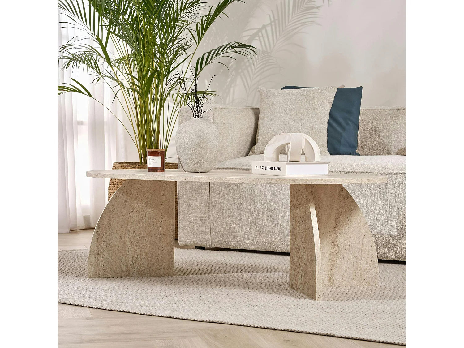 Table basse ovale effet travertin pieds courbes MARFA