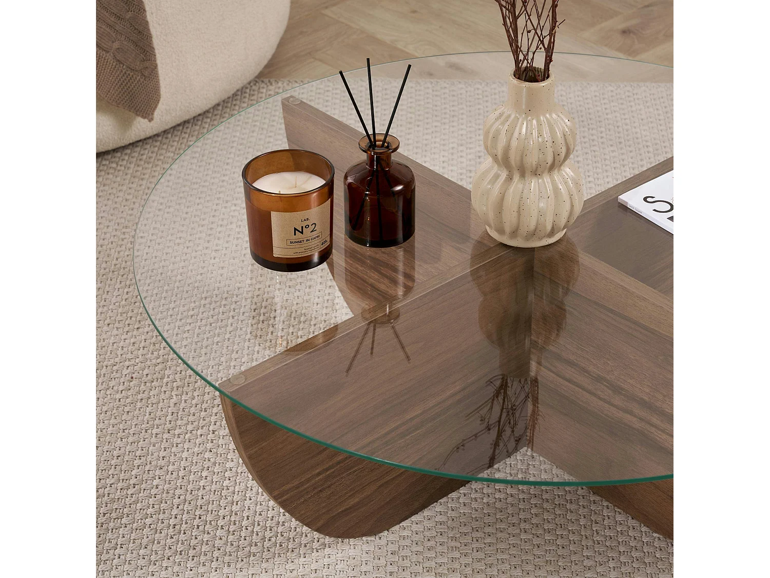 Table basse ronde en verre pied croisé effet noyer SALTA