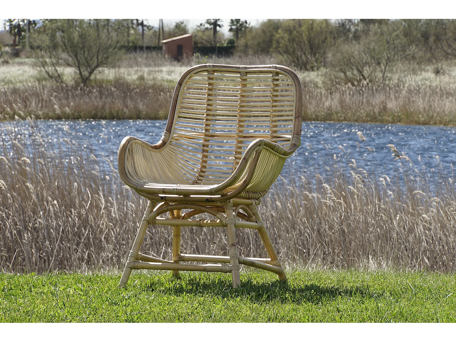 BAMBOE RATTANSTOEL 54X51X92 NATUURLIJK, ideaal voor uw huis. Het voegt glamour en een speciaal tintje toe aan uw huis.