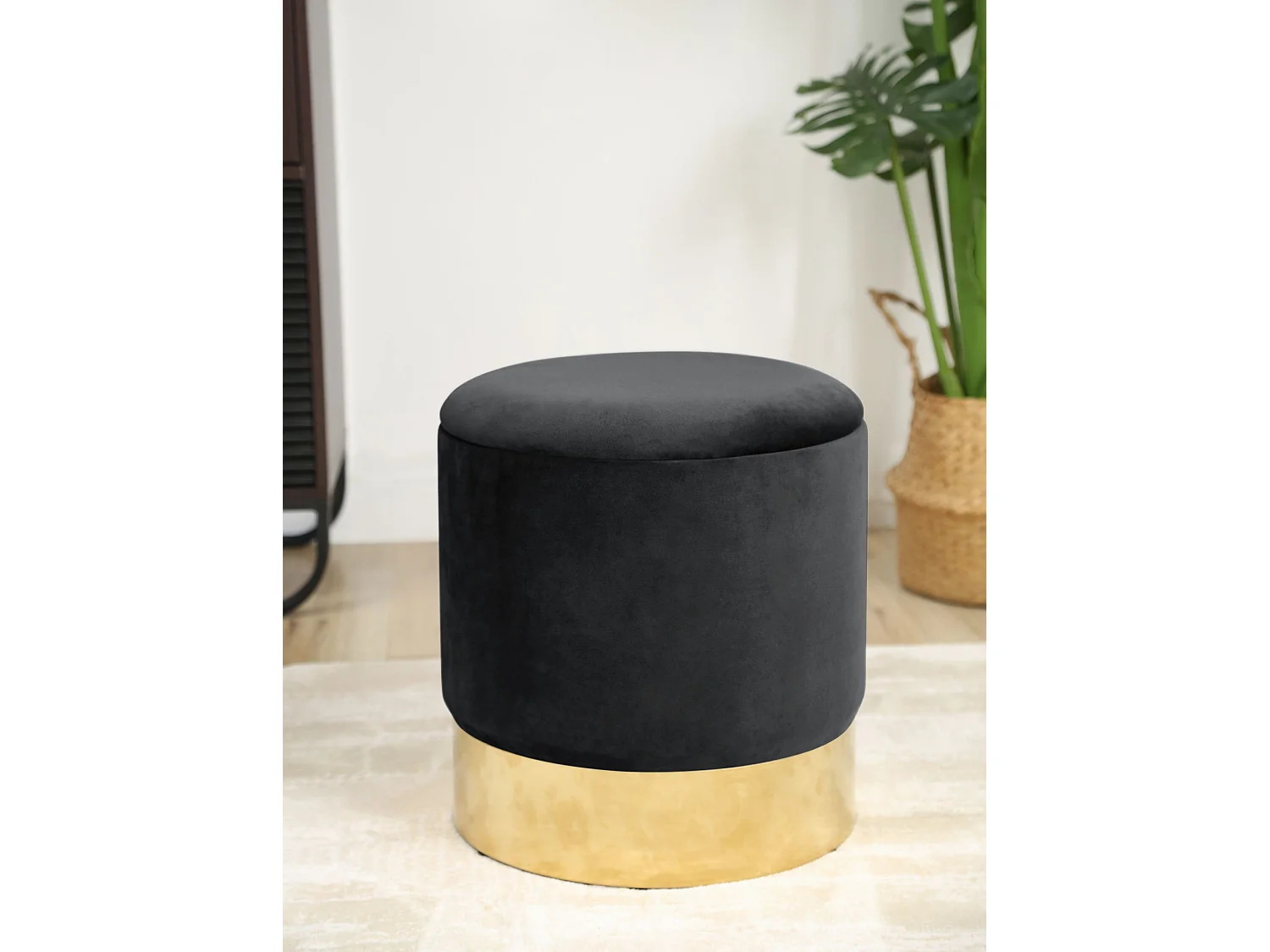 Pufe de Veludo Preto Dourado 'Golden' - Abertura e Design Moderno