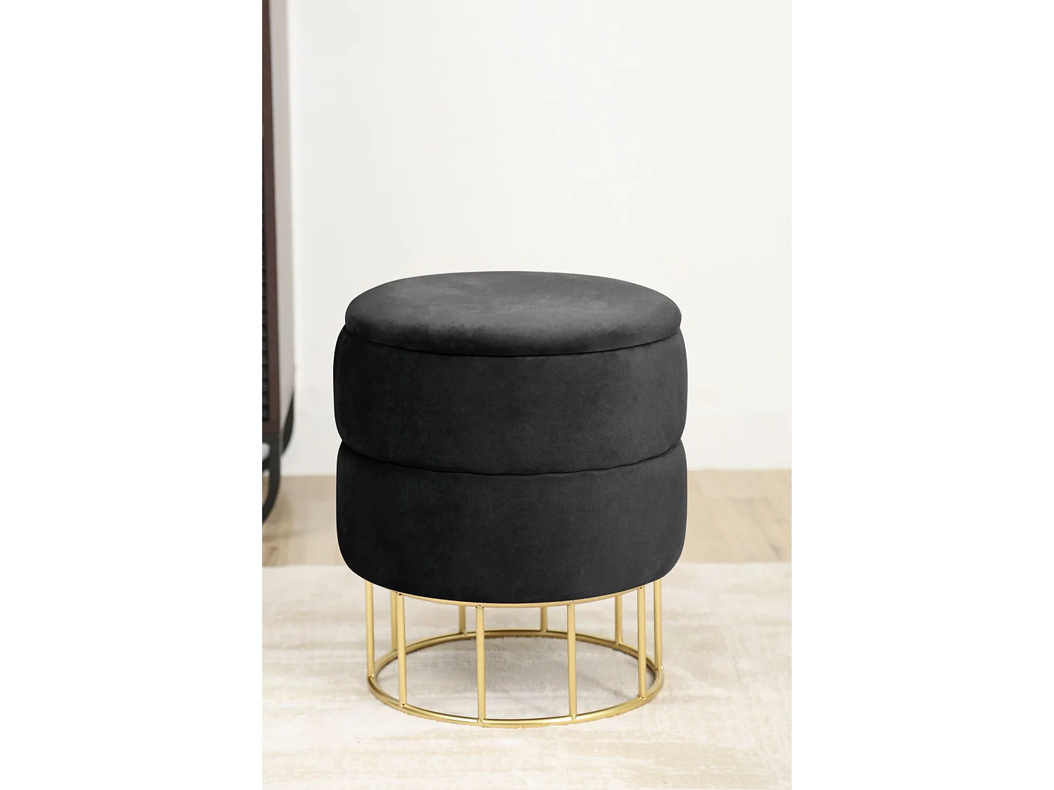 Pufe Elegante Veludo Preto com Base Dourada e Armazenamento