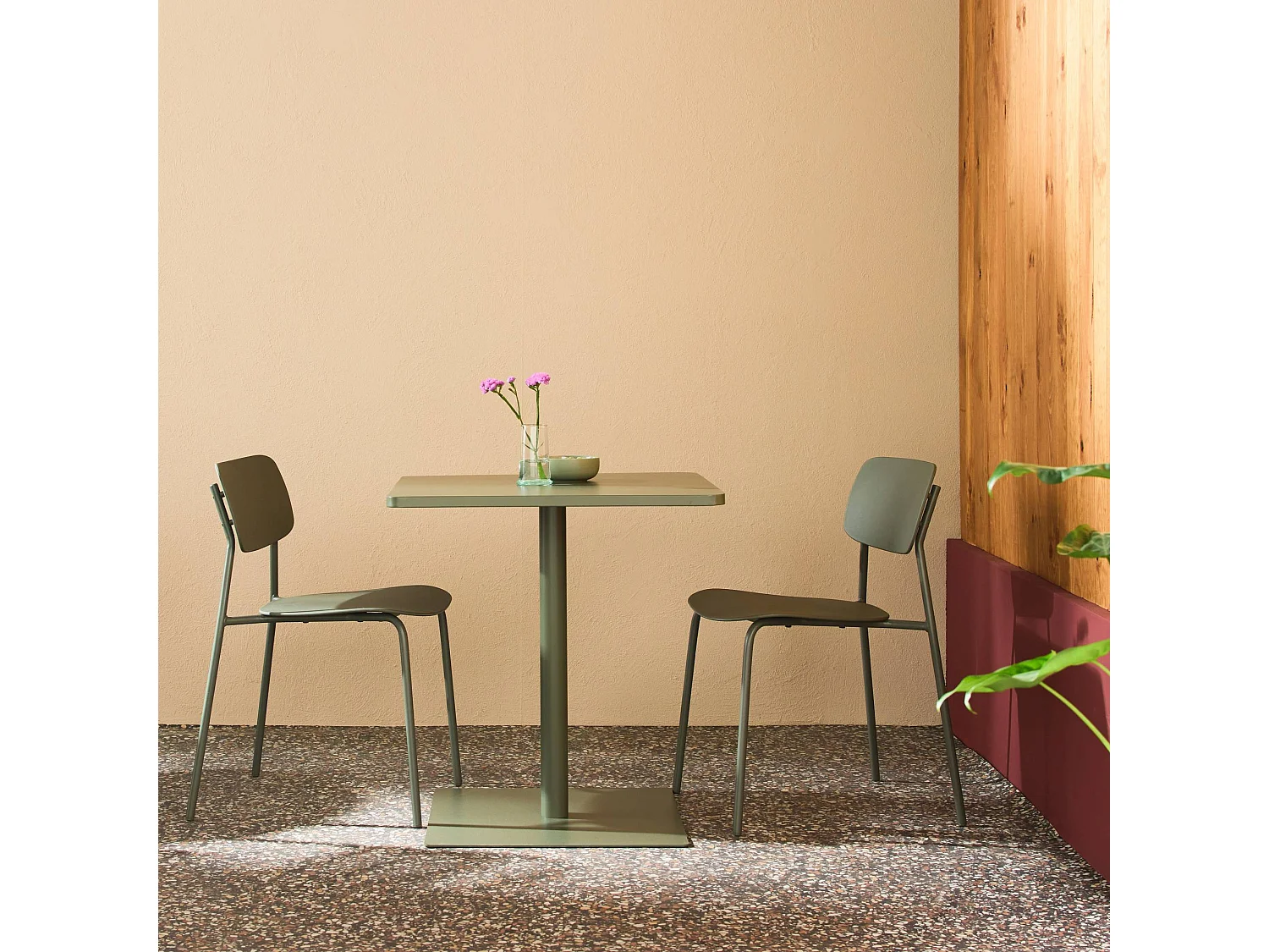 Table de jardin métal + 2 assises kaki. Amelia + Liva 70 x 70cm