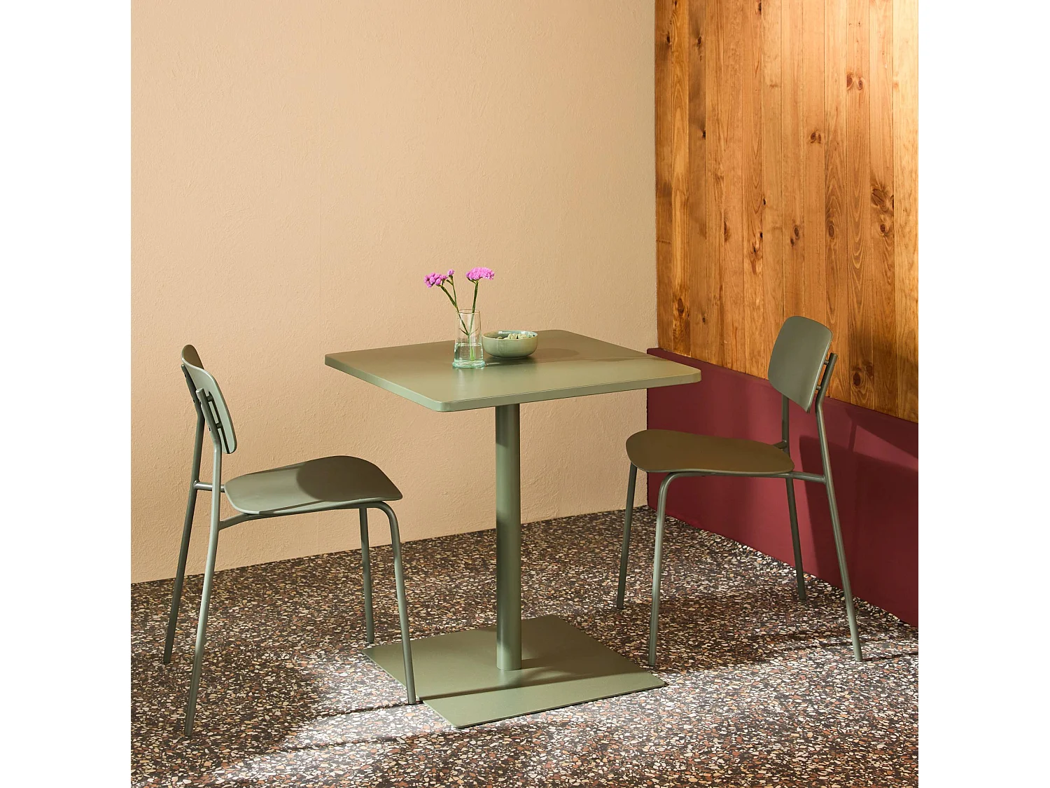 Table de jardin métal + 2 assises kaki. Amelia + Liva 70 x 70cm