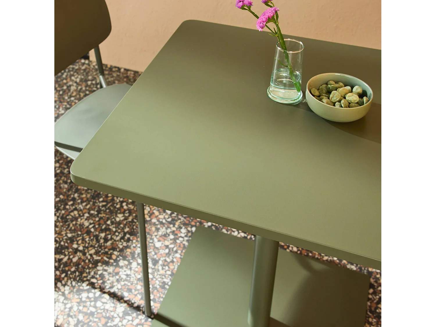 Table de jardin métal + 2 assises kaki. Amelia + Liva 70 x 70cm