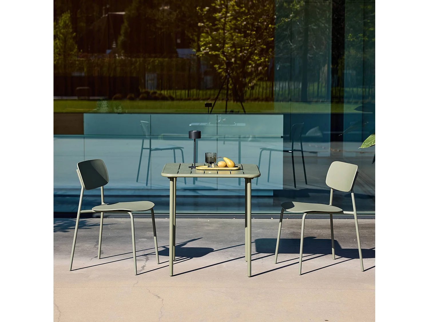 Mesa de jardín de metal con 2 sillas verde kaki