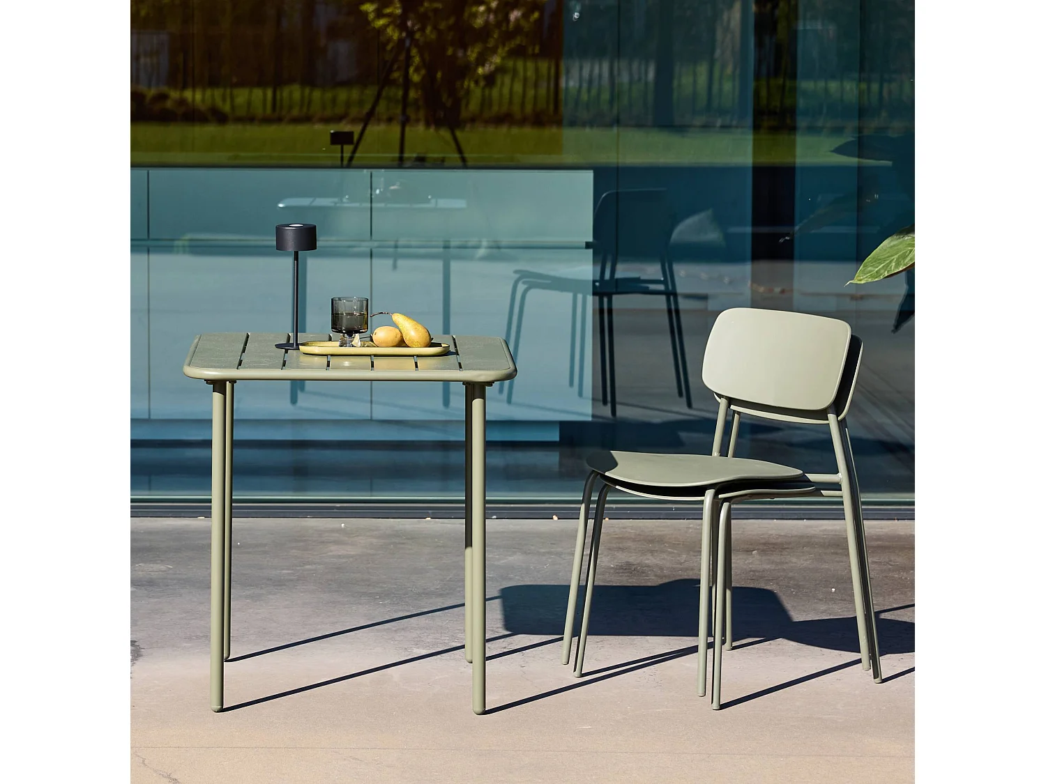 Mesa de jardín de metal con 2 sillas verde kaki