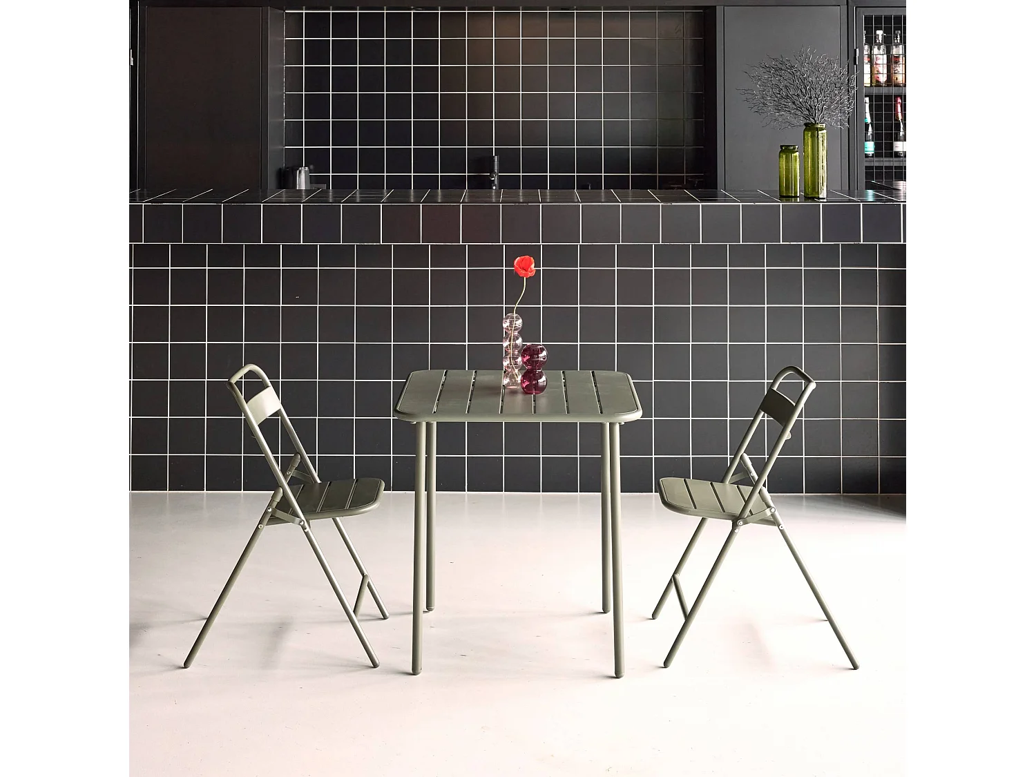 Table de jardin métal + 2 assises kaki. Amelia 70 x 70 cm