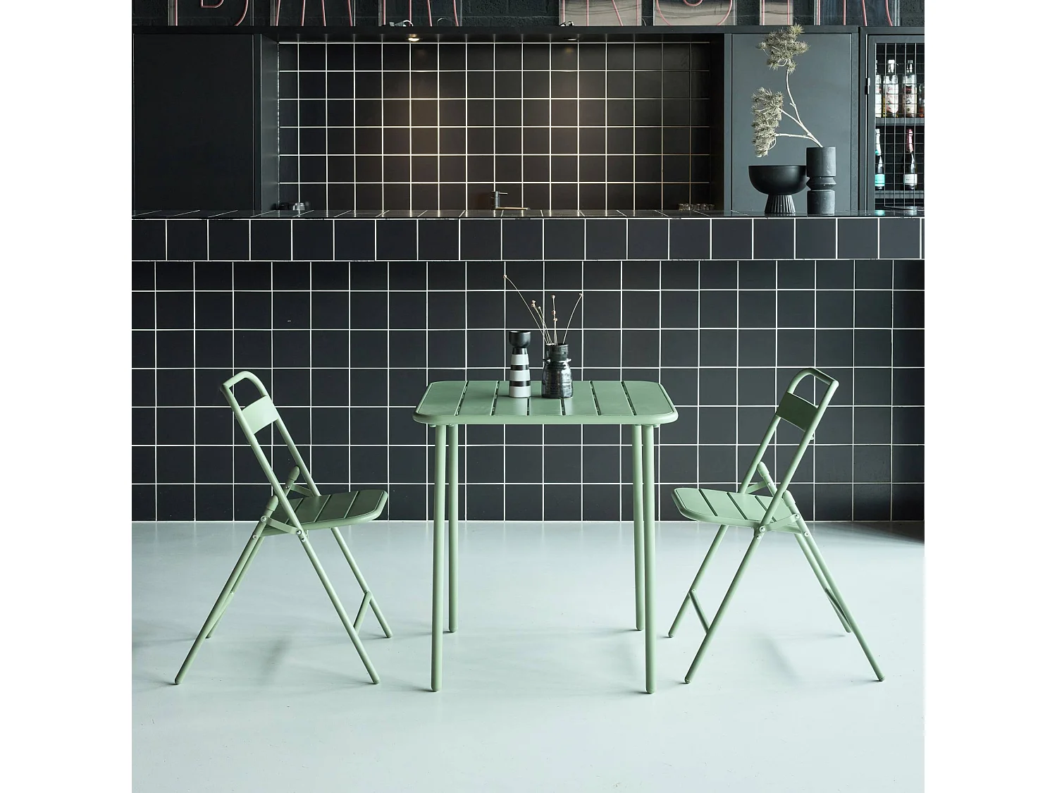 Table de jardin métal + 2 assises vert. Amelia 70 x 70 cm