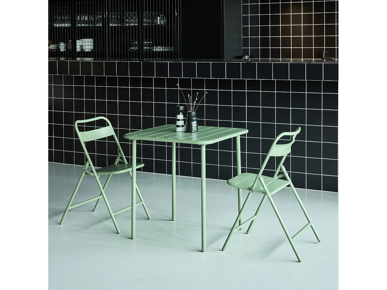 Table de jardin métal + 2 assises vert. Amelia 70 x 70 cm