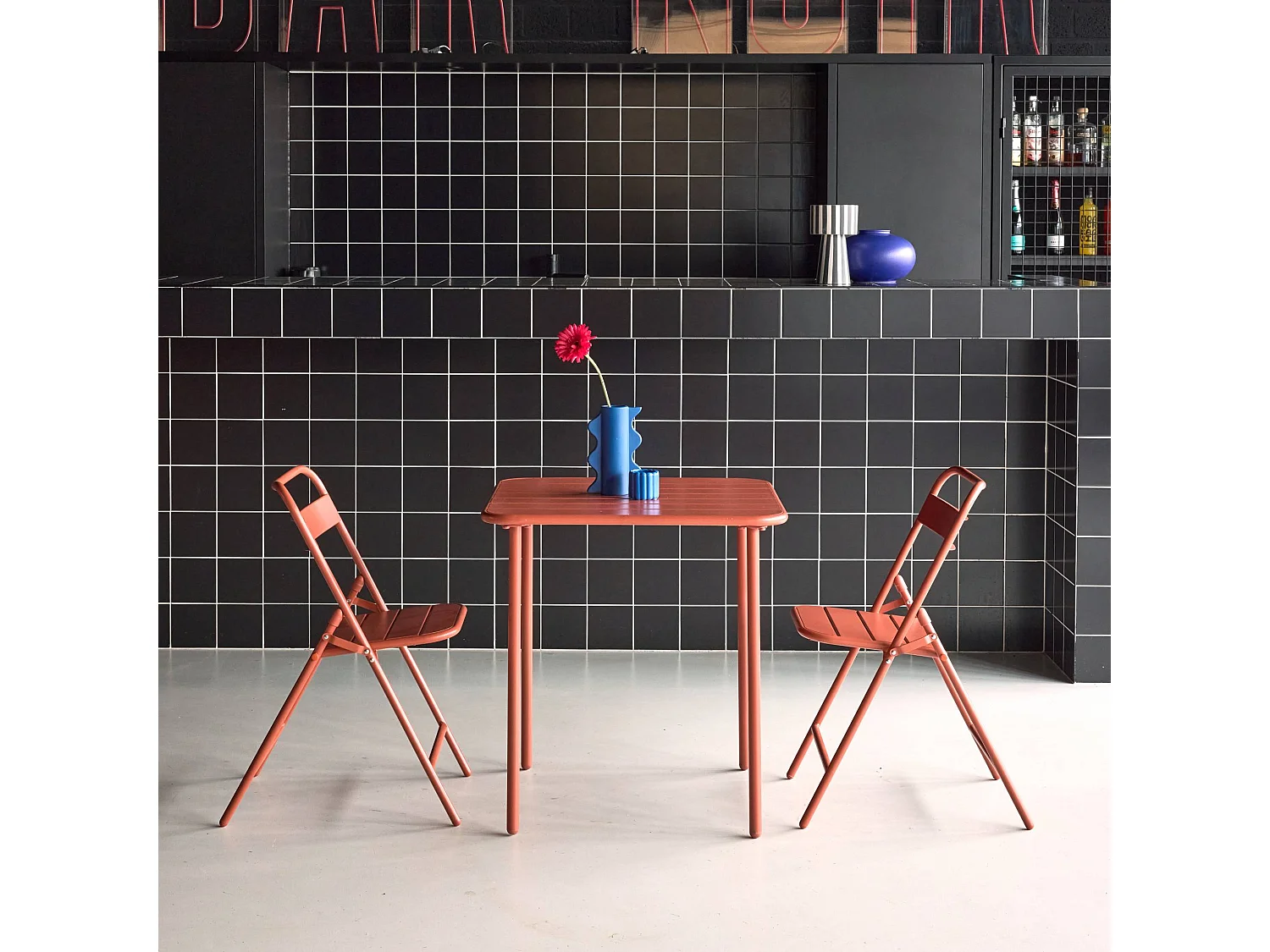 Table de jardin métal + 2 assises terracotta. Amelia 70 x 70 cm