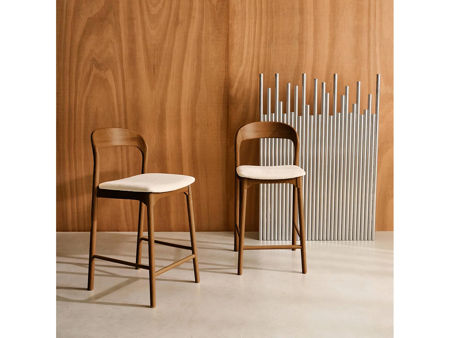 Set 2 sgabelli da bar vintage in legno di hevea e tessuto, noce