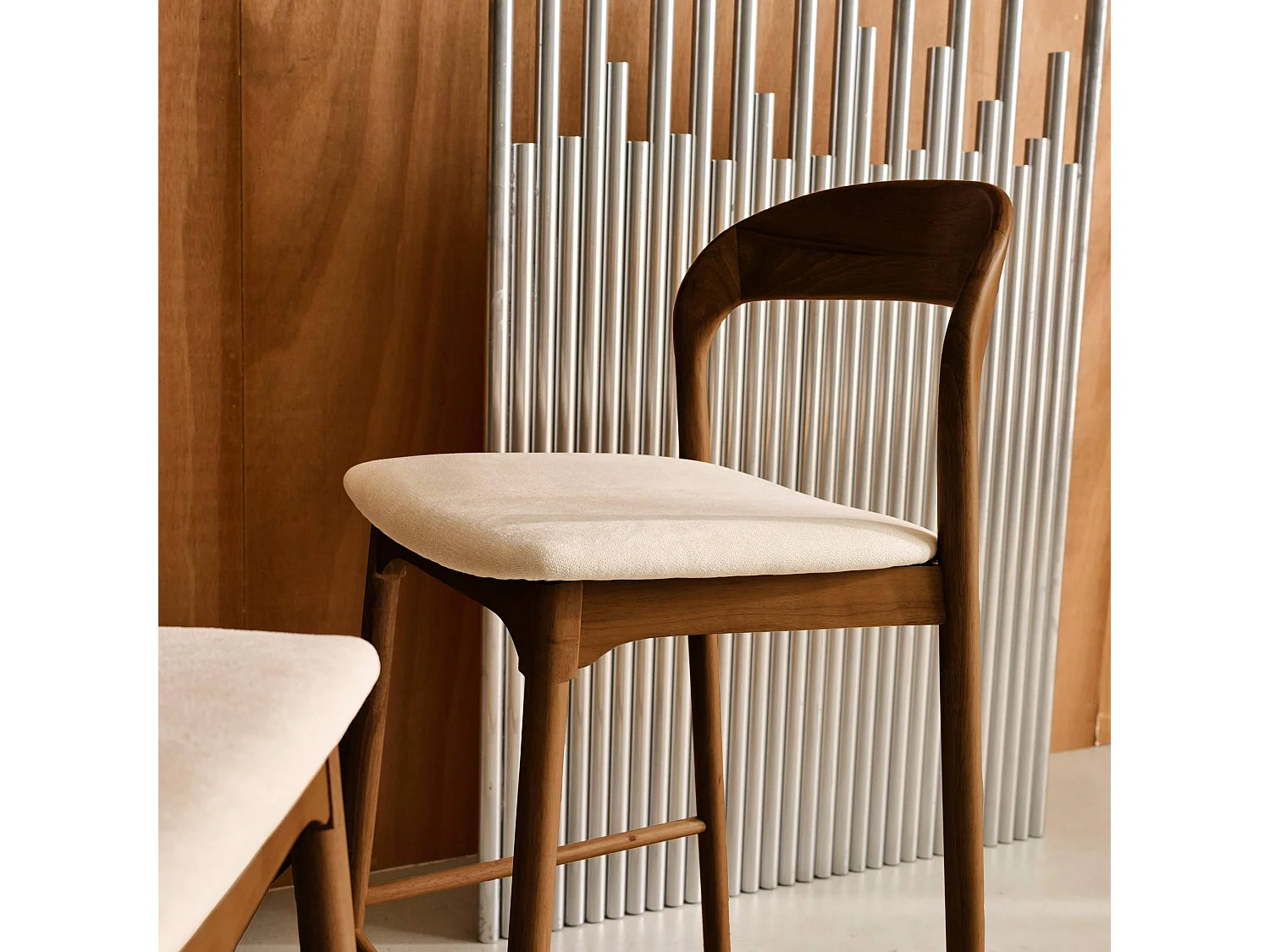 Set 2 sgabelli da bar vintage in legno di hevea e tessuto, noce