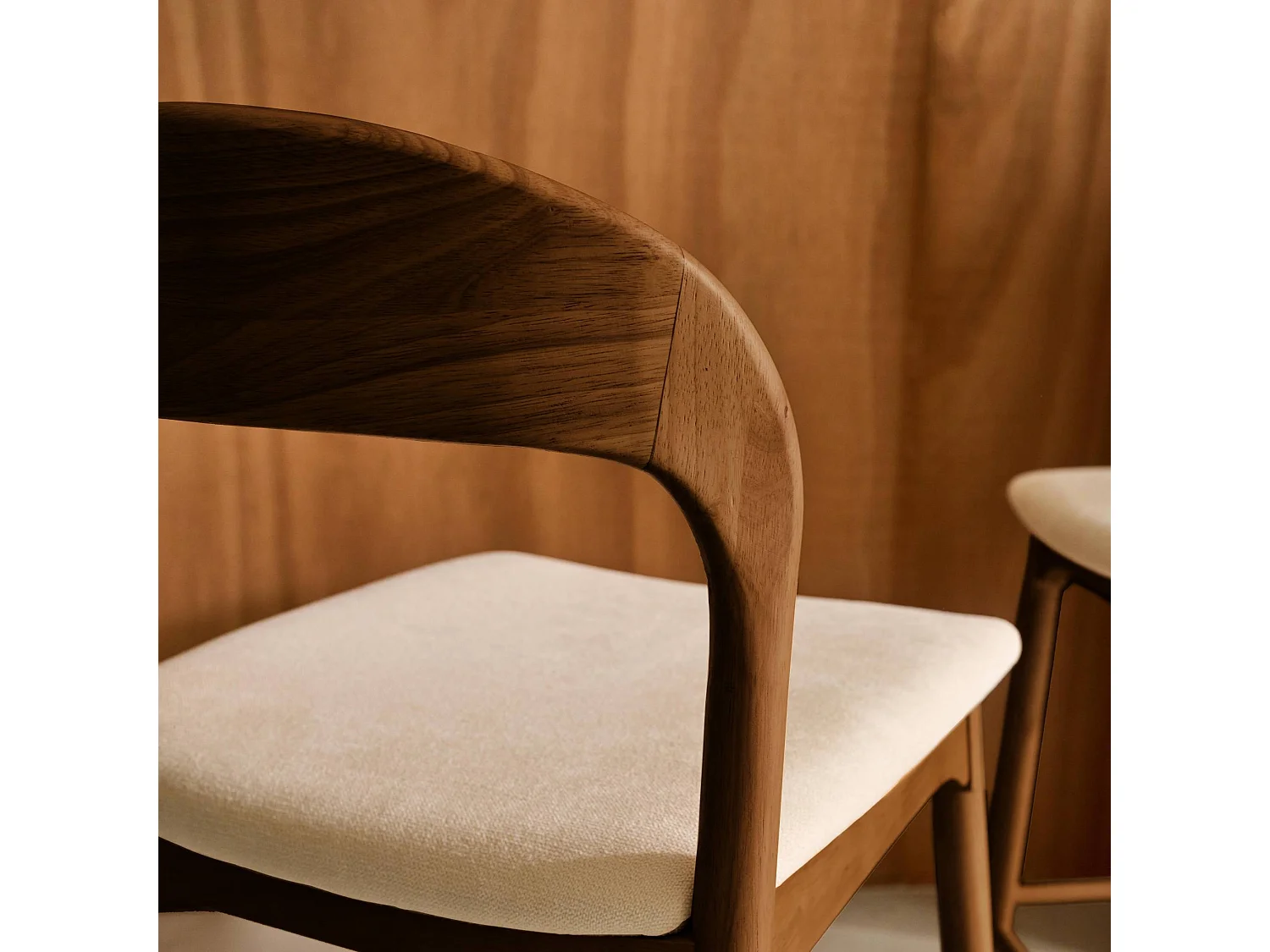 Set 2 sgabelli da bar vintage in legno di hevea e tessuto, noce