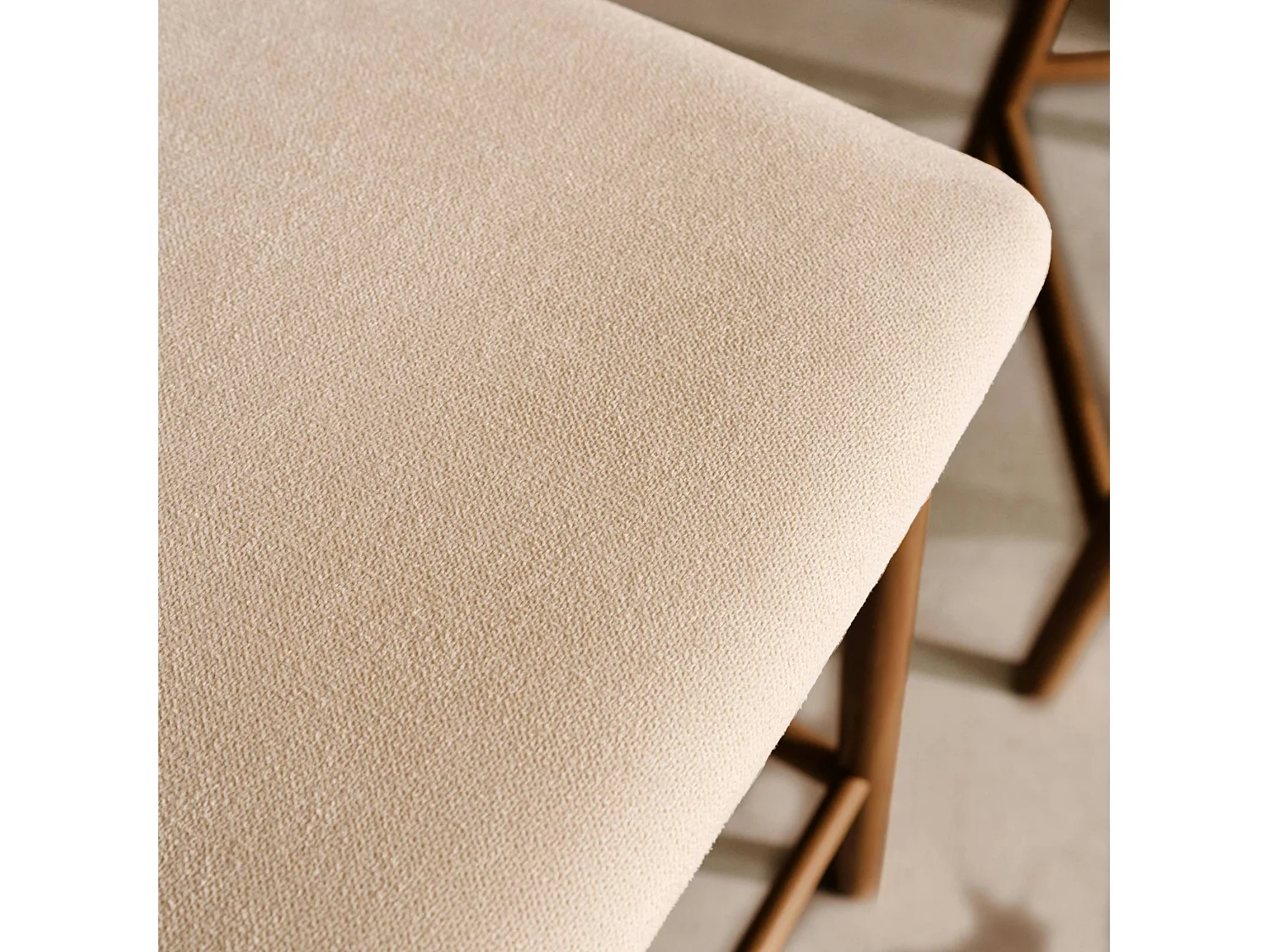 Set 2 sgabelli da bar vintage in legno di hevea e tessuto, noce