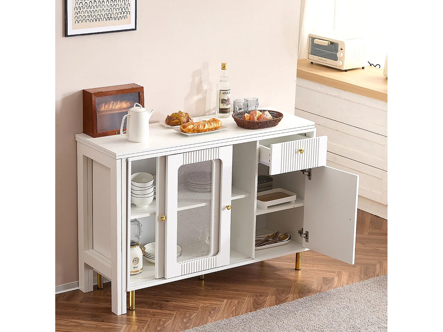 Aparador moderno branco com tampo rebatível, portas de vidro e pés dourados, para cozinha/sala de jantar.