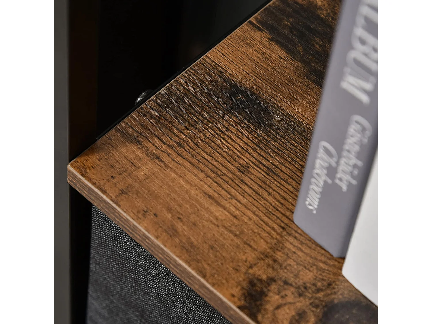 Cômoda com 3 gavetas de tecido, prateleira superior e mesinha lateral, na cor marrom.