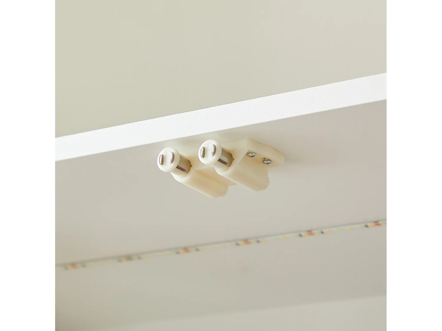 Weiße Vitrine mit intelligenter LED-Beleuchtung und 4 Glastüren – für Wohnzimmer und Büros