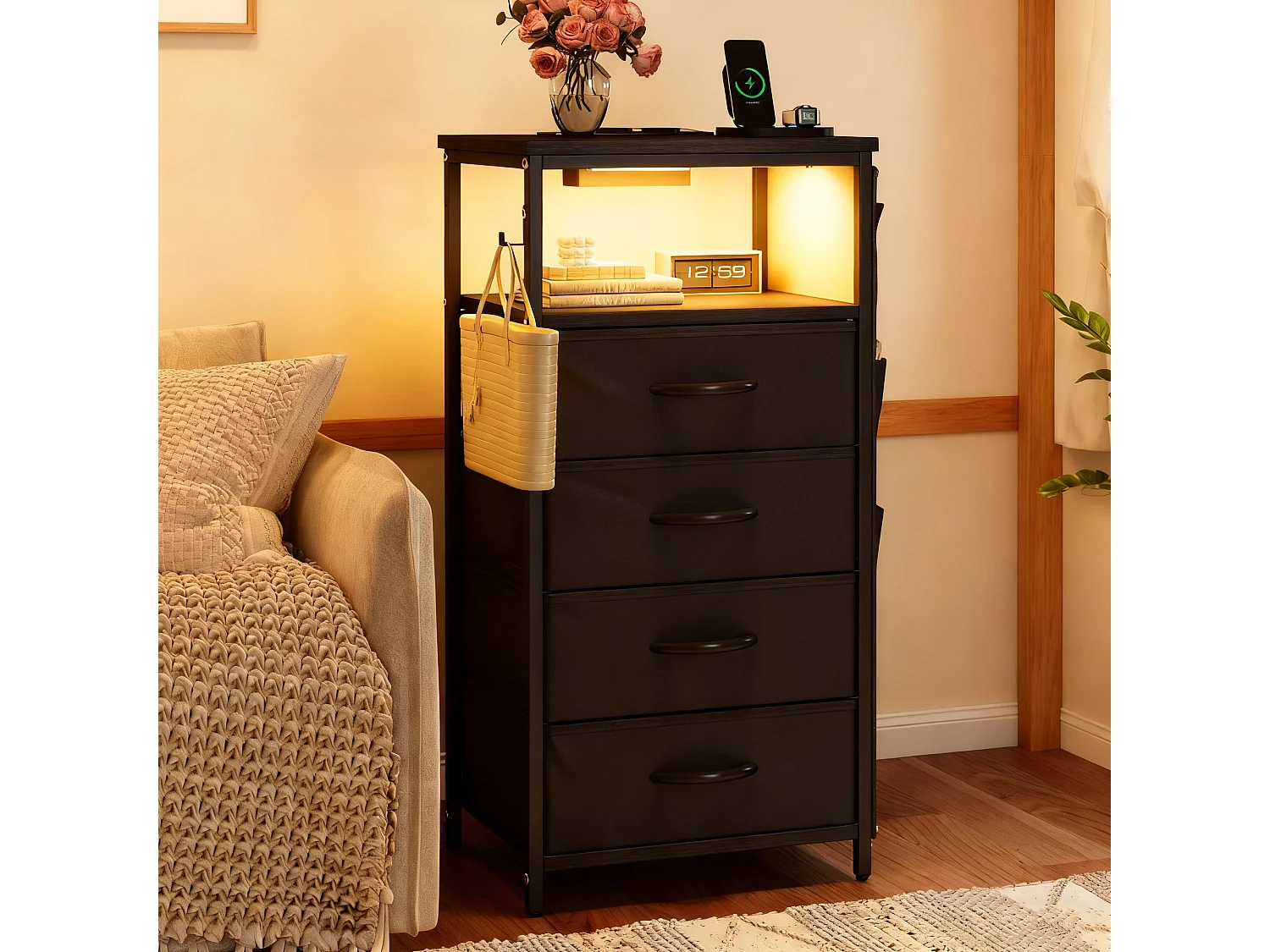 Meuble De Chevet Commode 4 Tiroirs avec LED et USB, 4 Poches latérales et crochets en 2 forme de L,Table de Nuit Moderne pour Chambre à Coucher, Noir