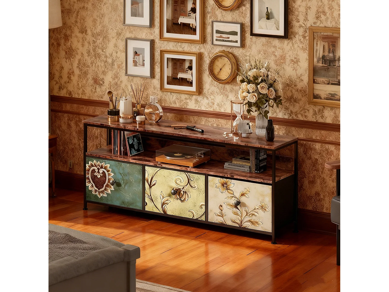 Meuble TV 3 tiroirs en tissu imprimé coloré et 2 étagère en grain de bois, buffet avec LED en MDF, cadre en fer, 108 x 29 x 57 cm, marron