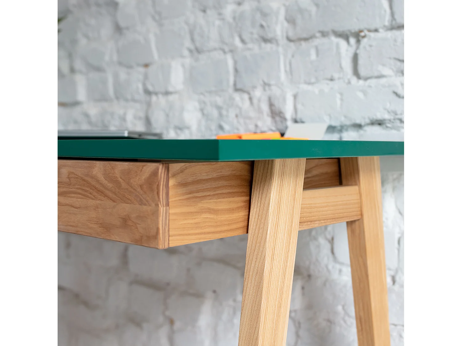 Escritorio esquinero con cajón 115x85cm Luka Blanco | Patas de fresno | Lado izquierdo