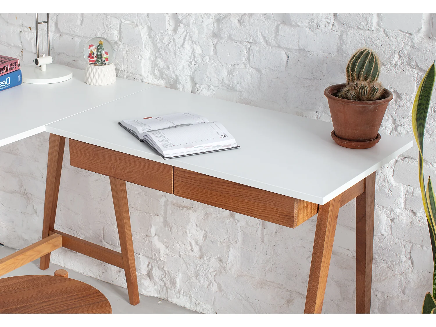 Bureau d'angle avec 2 tiroirs 135 x 85 cm Luka Vert Sauge | Pieds Chêne | Côté gauche