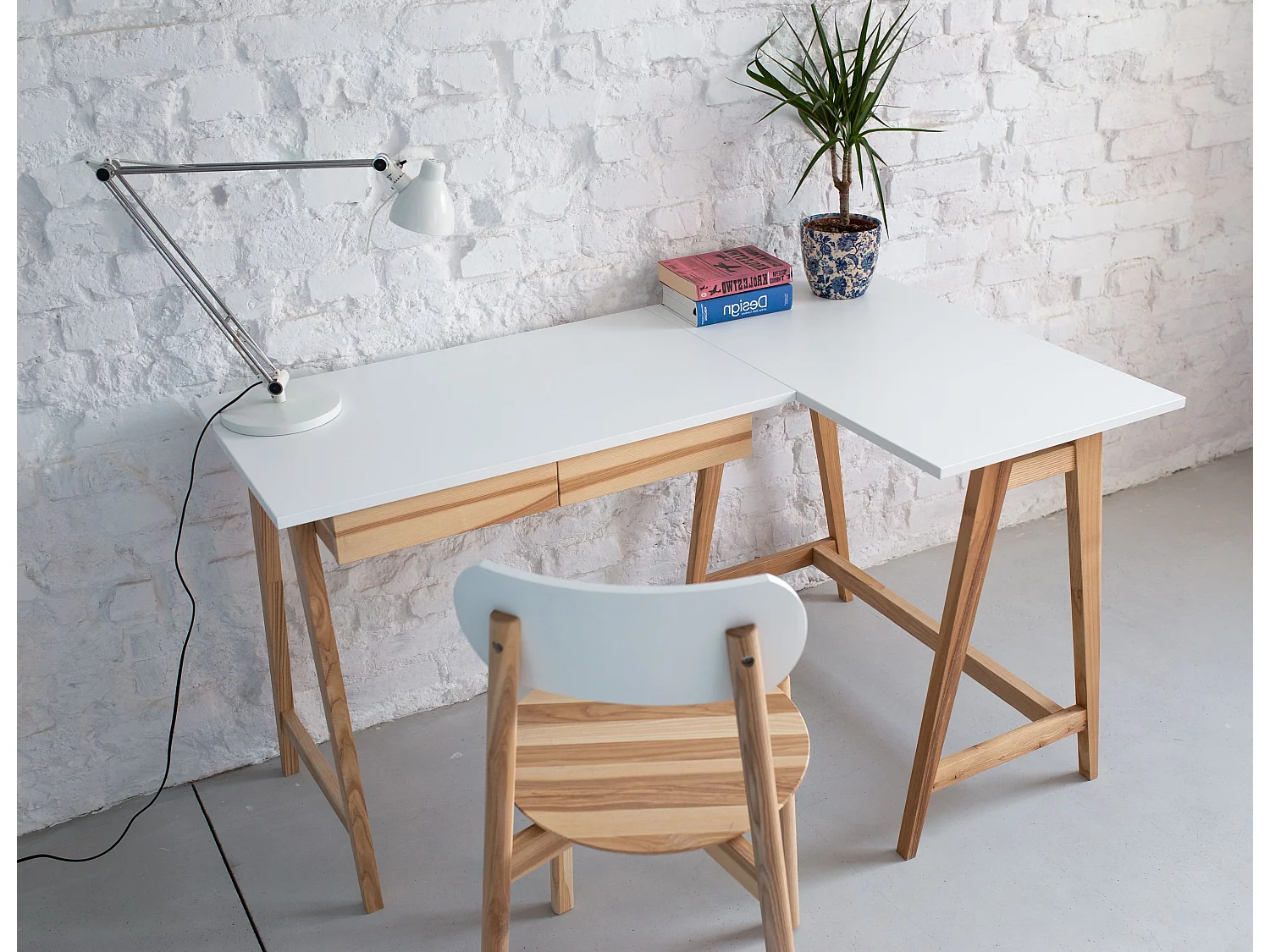 Bureau d'angle avec 2 tiroirs 135 x 85 cm Luka Rouge Pur | Pieds en frêne | Côté droit