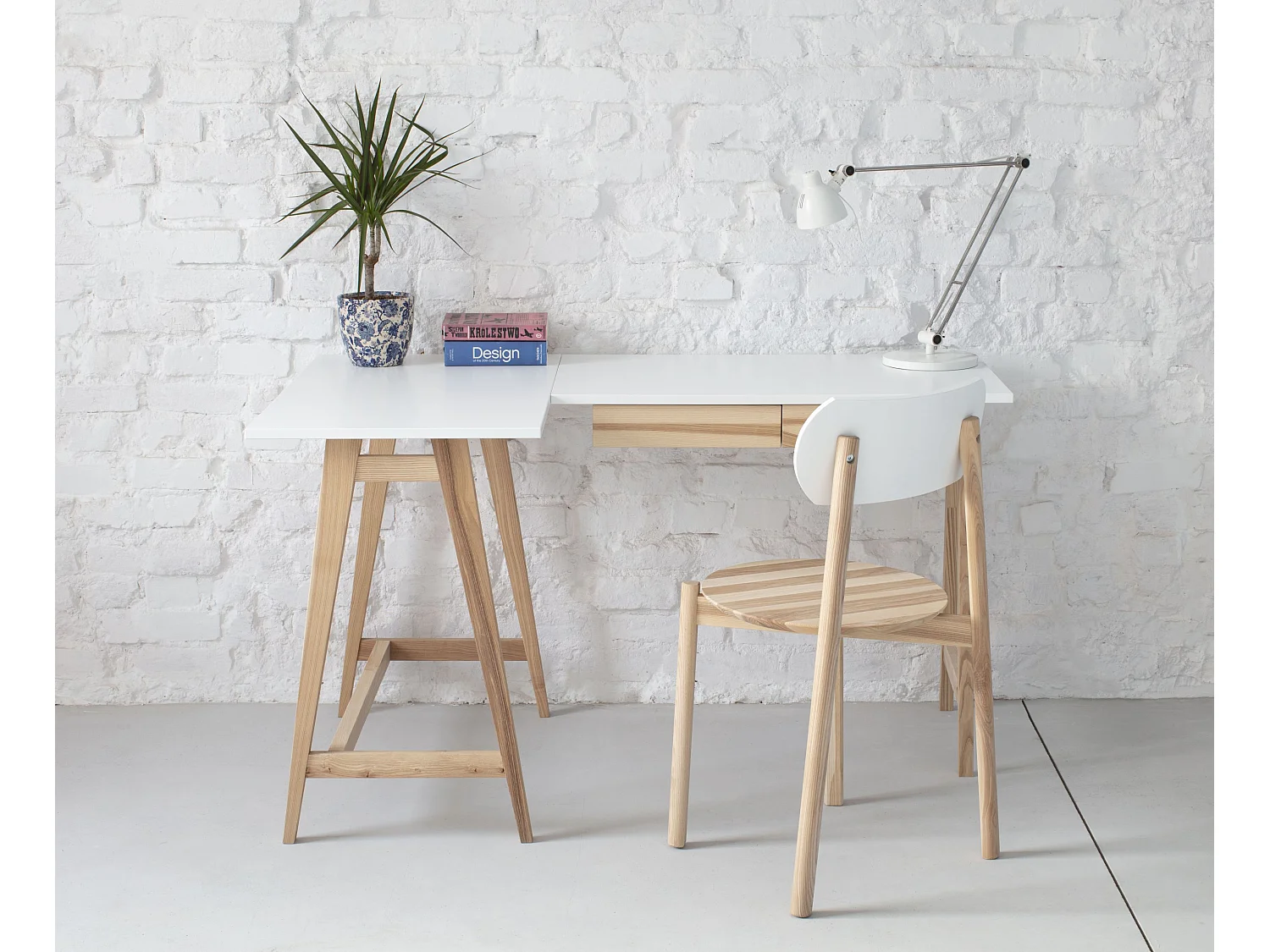 Hörnskrivbord med 2 lådor 135x85 cm Luka Vit | Ben i askträ | Vänster sida