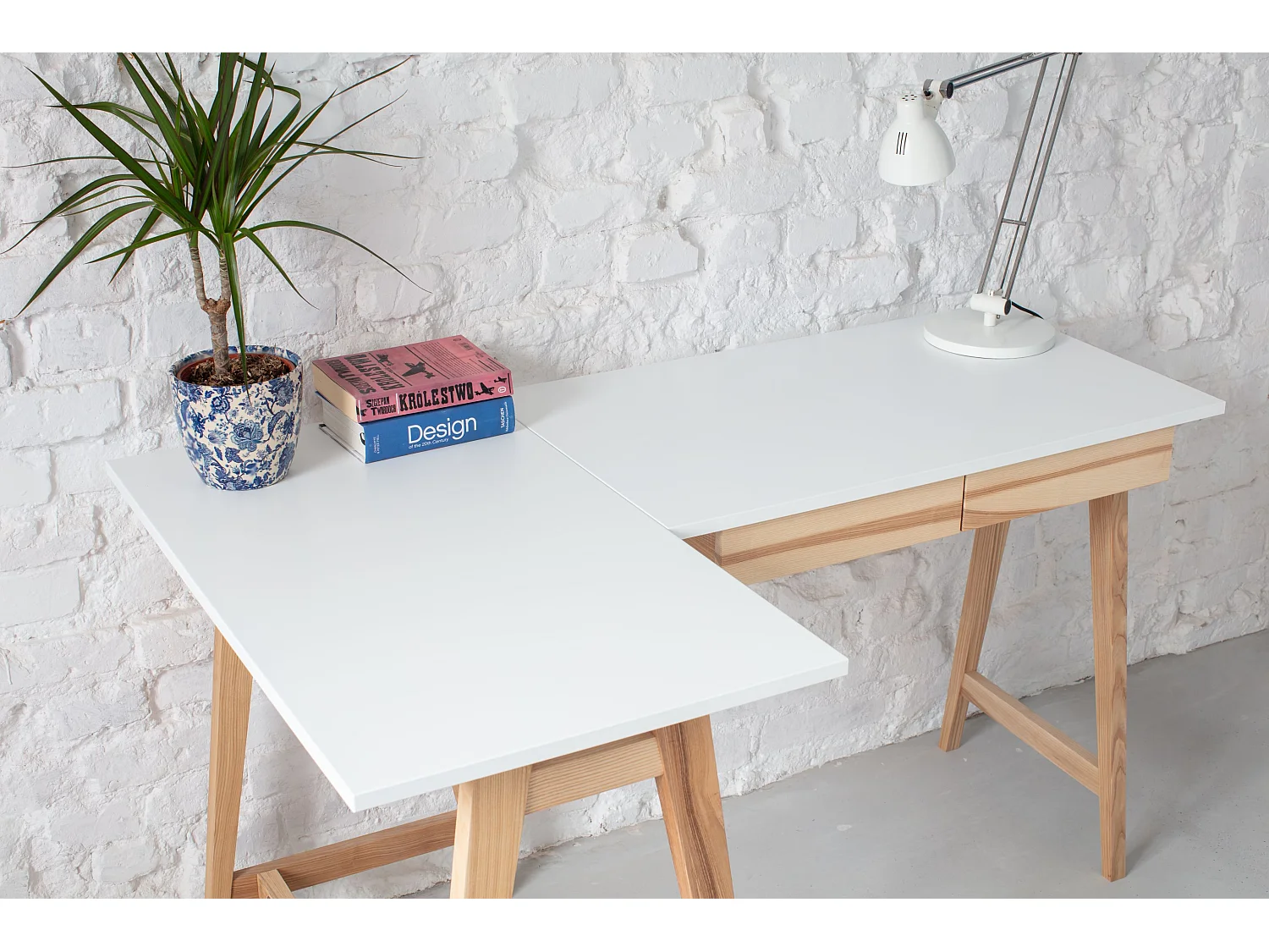 Hörnskrivbord med 2 lådor 135x85 cm Luka Vit | Ben i askträ | Vänster sida