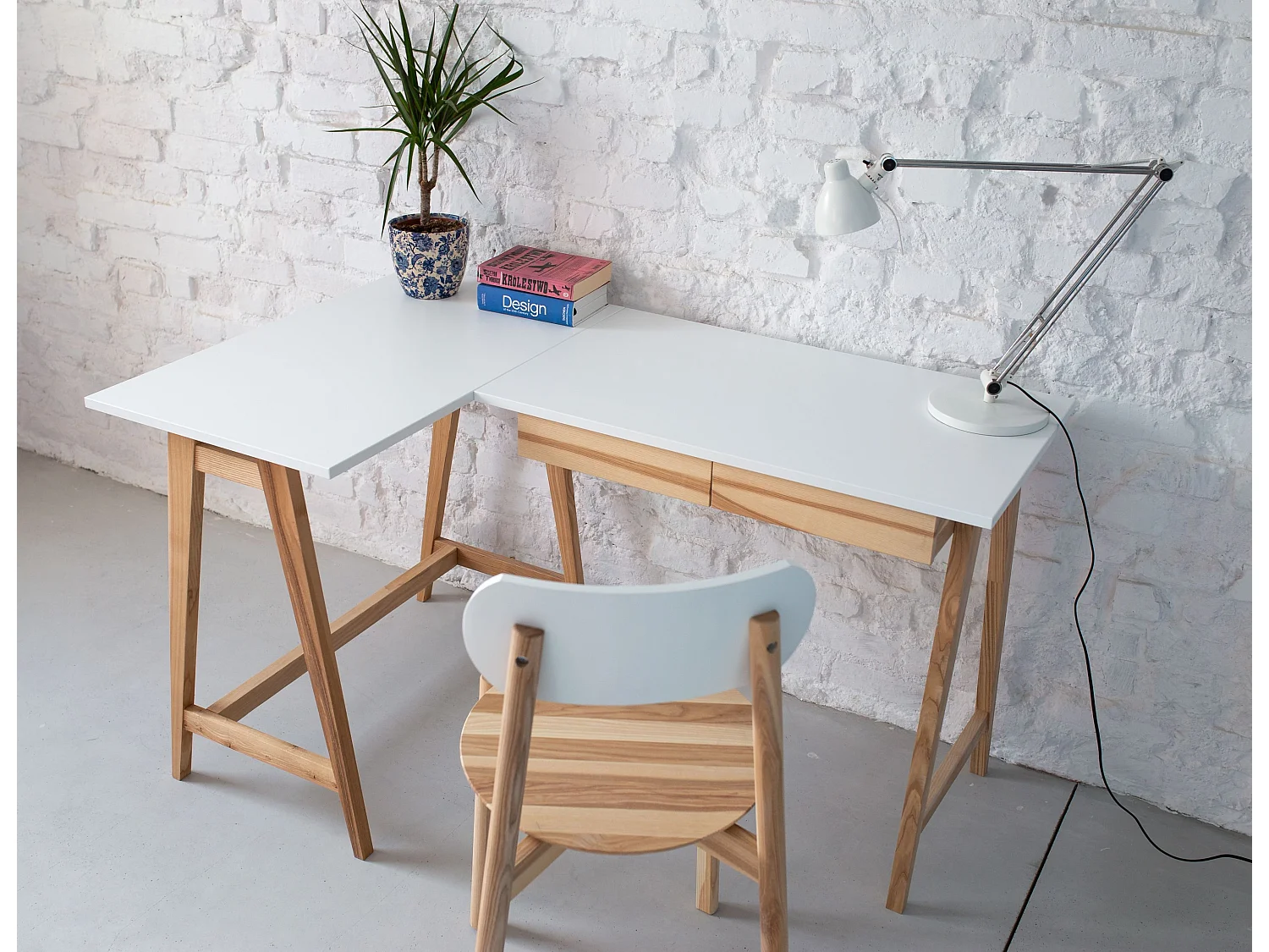 Hörnskrivbord med 2 lådor 135x85 cm Luka Vit | Ben i askträ | Vänster sida