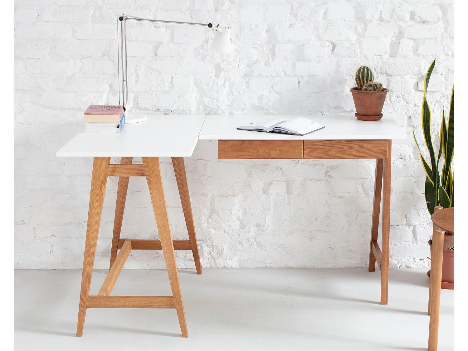 Bureau d'angle avec 2 tiroirs 135 x 85 cm Luka Gris Oerle | Pieds Chêne | Côté gauche