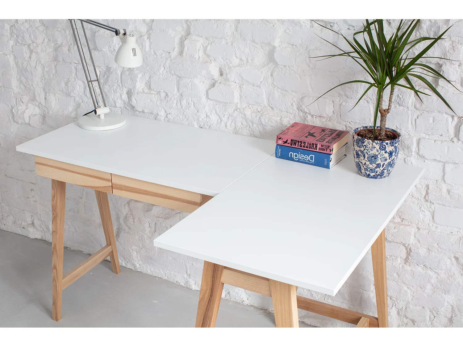 Hörnskrivbord med 2 lådor 135x85 cm Luka Vit | Ben i askträ | Höger sida