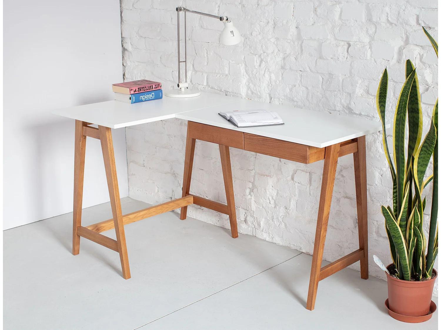 Escritorio esquinero con 2 cajones 135x85cm Luka Marrón Beige | Patas Roble | Lado izquierdo