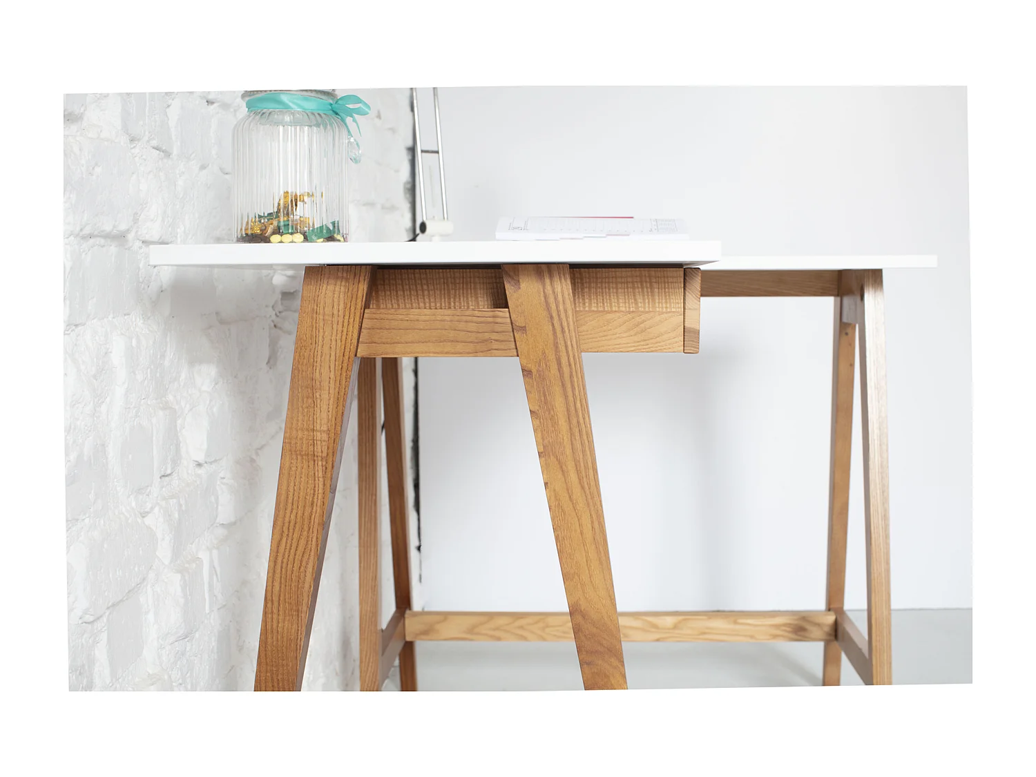 Escritorio esquinero con 2 cajones 135x85cm Luka Marrón Beige | Patas Roble | Lado izquierdo