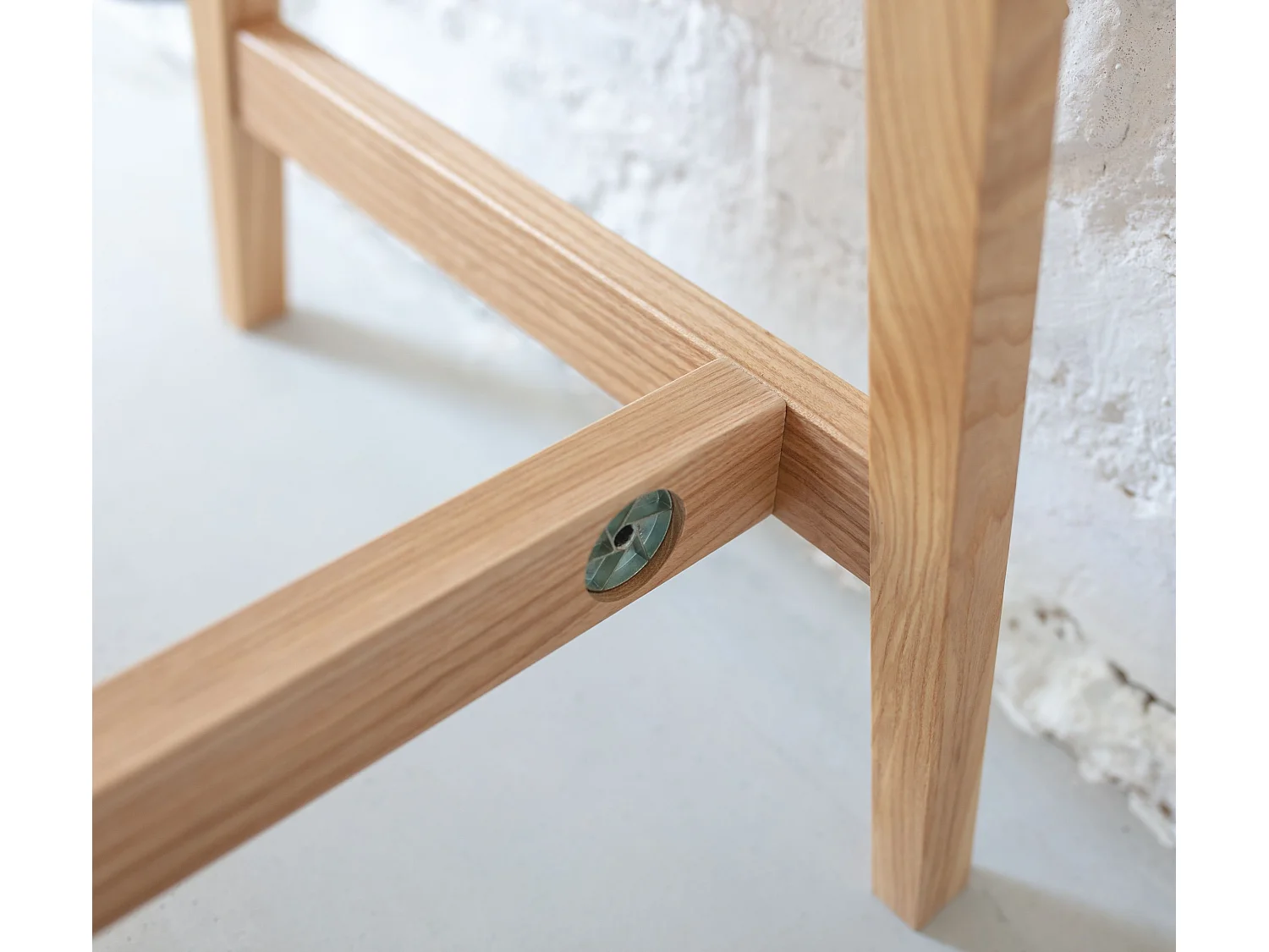 Escritorio esquinero con 2 cajones 135x85cm Luka Marrón Beige | Patas de fresno | Lado derecho