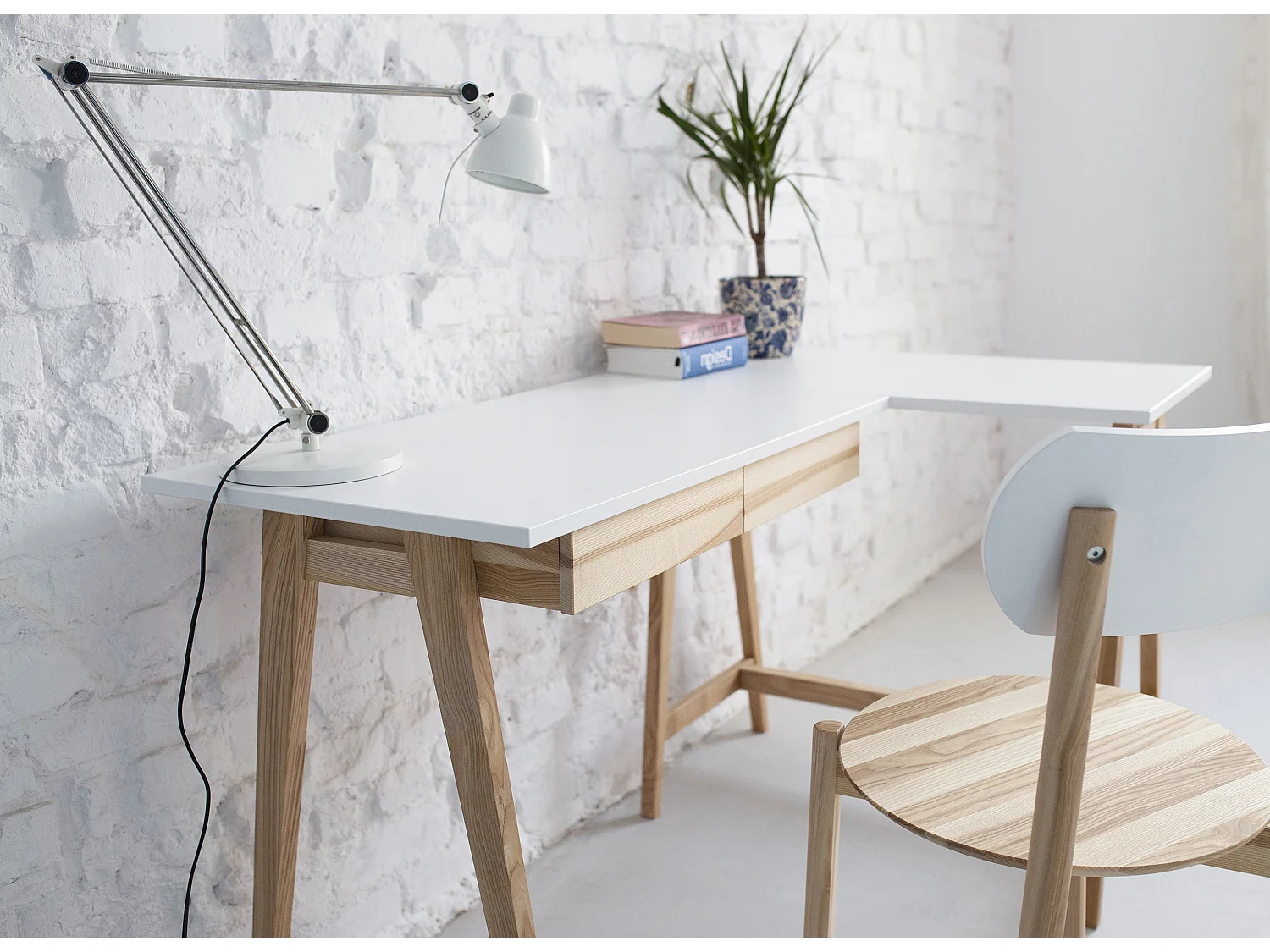 Bureau d'angle avec 2 tiroirs 135 x 85 cm Luka Rose Poudré | Pieds en frêne | Côté droit