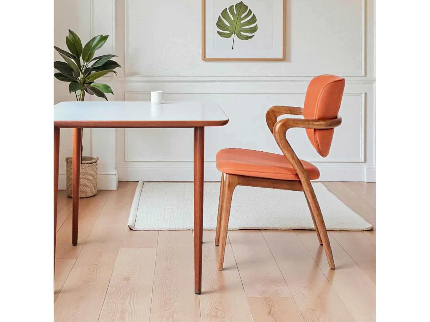 Chaise en cuir terracotta, accoudoirs bois brun ALDER