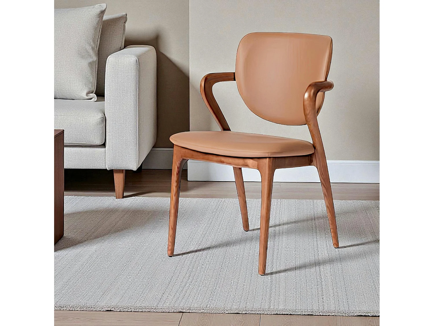 Chaise en cuir marron, accoudoirs bois brun ALDER