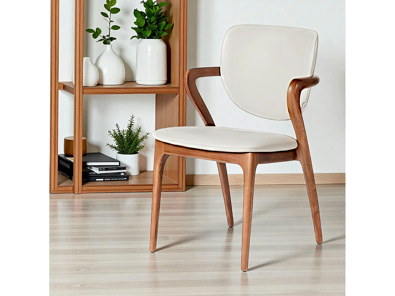 Chaise en cuir gris clair, accoudoirs bois brun ALDER