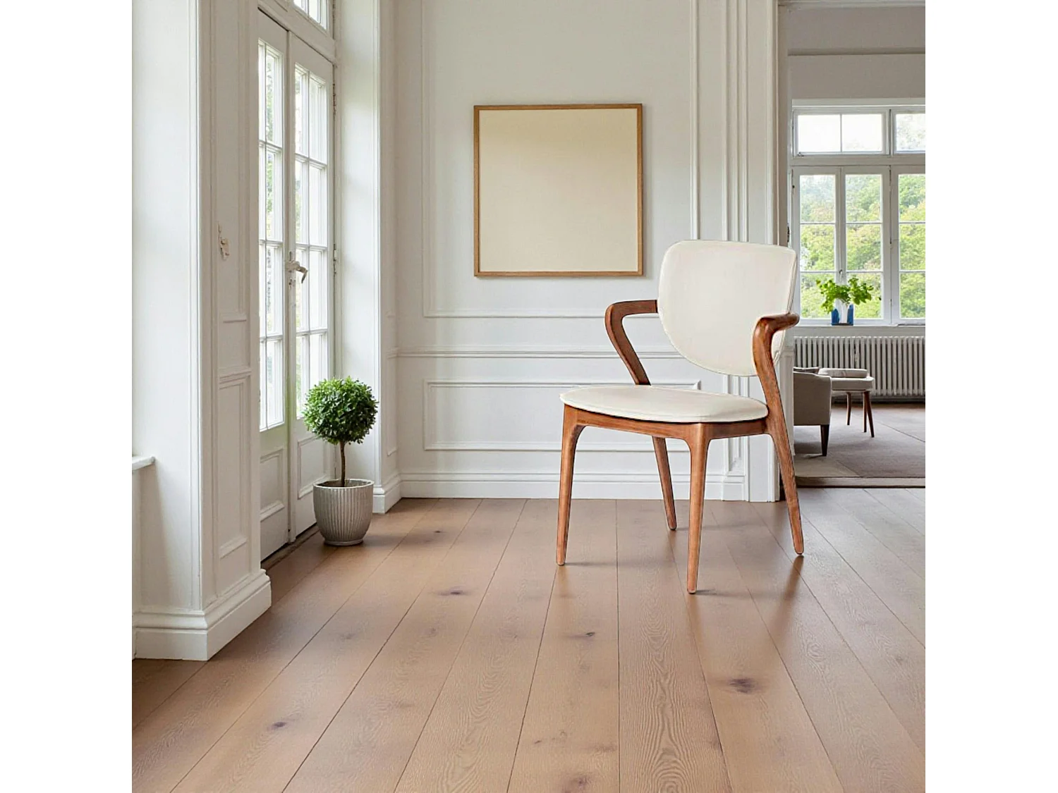 Chaise en cuir gris clair, accoudoirs bois brun ALDER