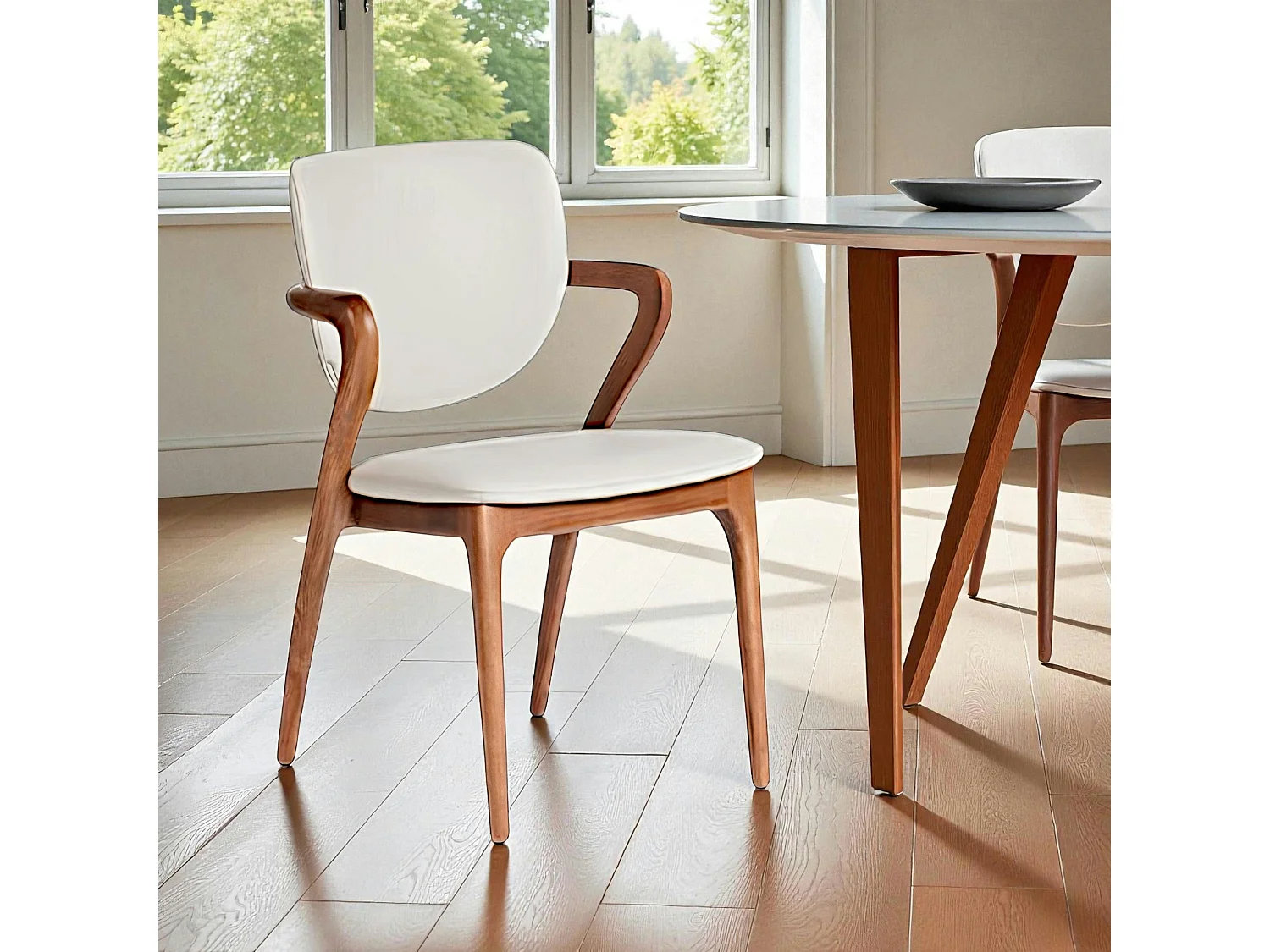 Chaise en cuir gris clair, accoudoirs bois brun ALDER