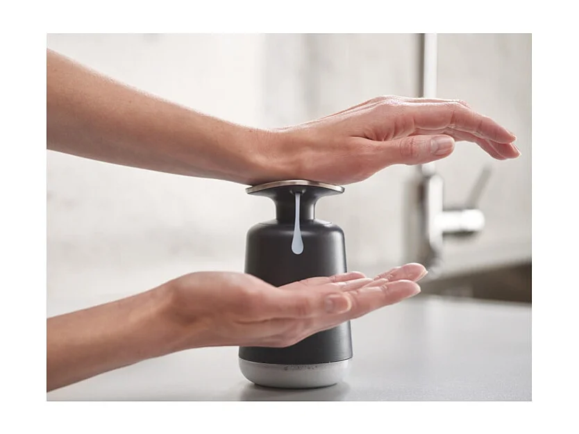 Distributeur de savon Joseph Joseph Presto™, pompe en acier inoxydable, facile à utiliser avec le poignet ou l'avant-bras, gris foncé, pratique, capacité de 250 ml.