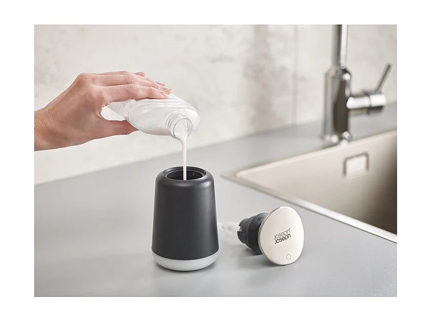 Distributeur de savon Joseph Joseph Presto™, pompe en acier inoxydable, facile à utiliser avec le poignet ou l'avant-bras, gris foncé, pratique, capacité de 250 ml.