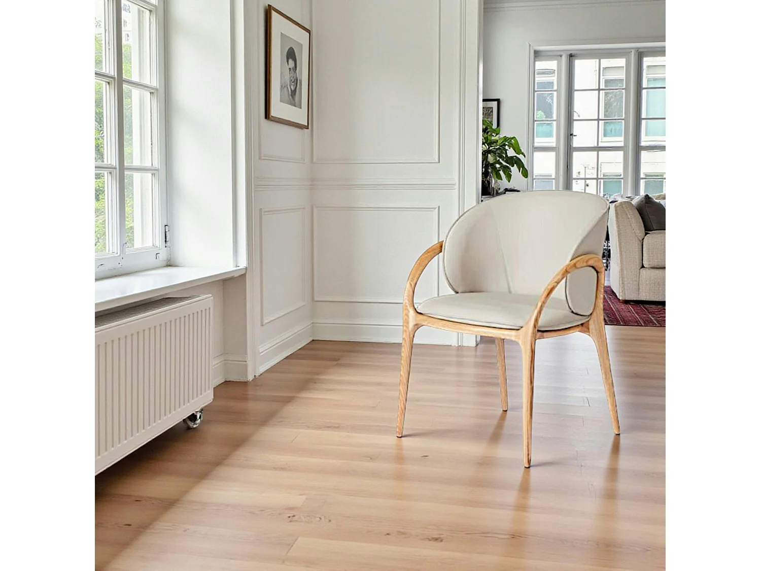 Chaise en cuir gris clair dos rond accoudoirs bois clair ALDER